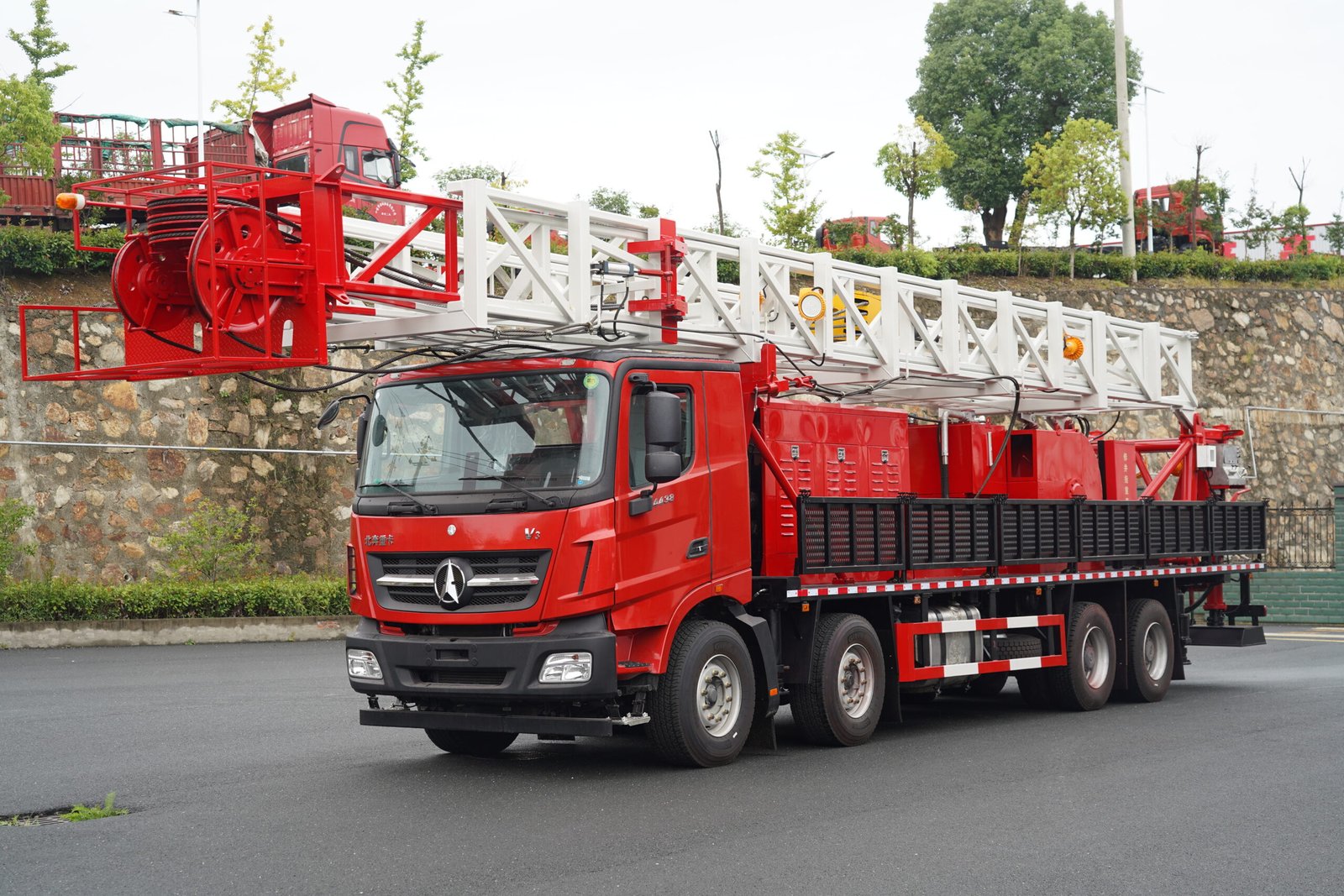 Side view of Beiben 8x4 oilfield workover rig